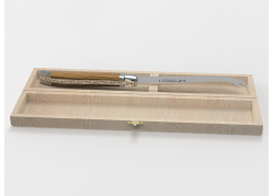 Couteau à fromage Laguiole avec un manche en bois de chêne et mitres inox image 1