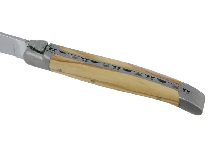 This butter knife elegantly combines traditional craftsmanship with the natural beauty of olive wood. Practical, refined, and cu