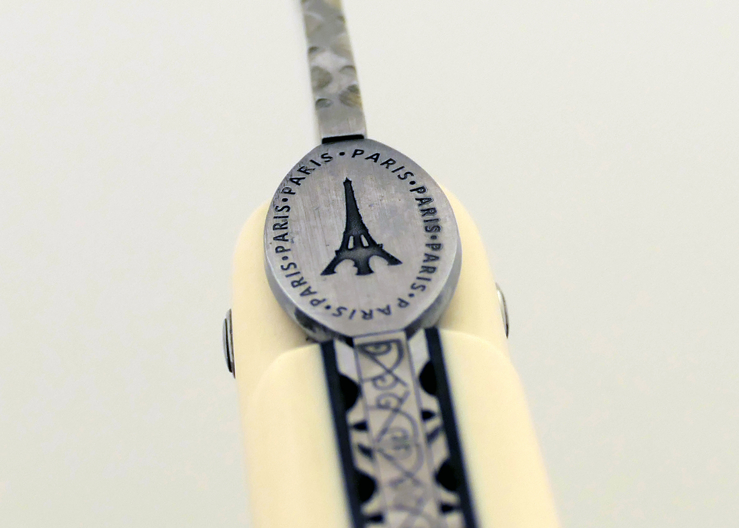 Laguiole Origine Tour Eiffel édition limitée couteau Laguiole artisanal unique